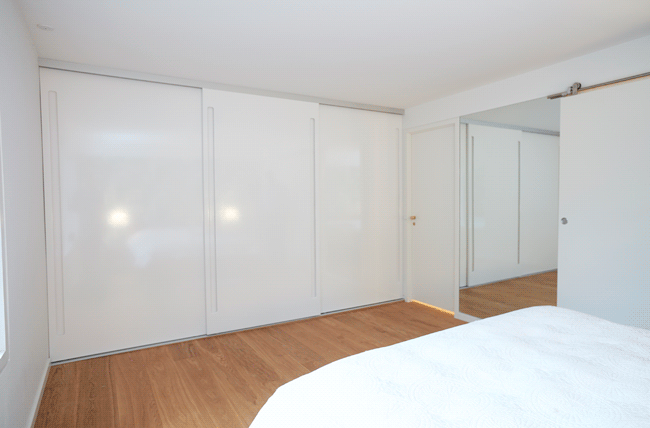 Skabsvæg med skydedøre