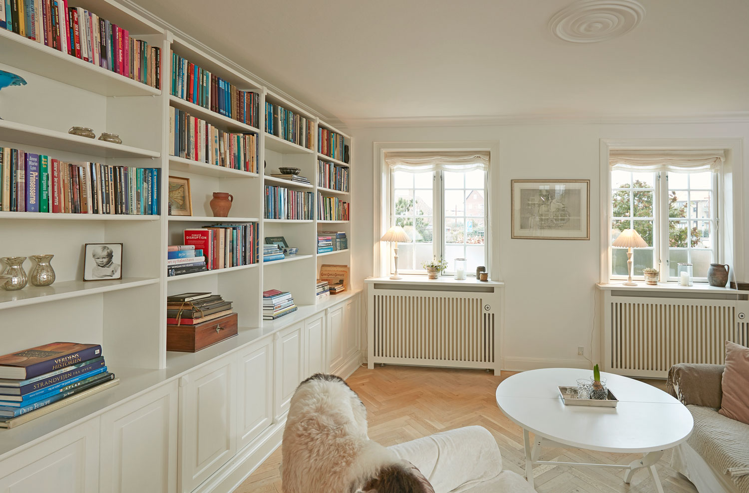 Indbygget reol og radiatorskjulere