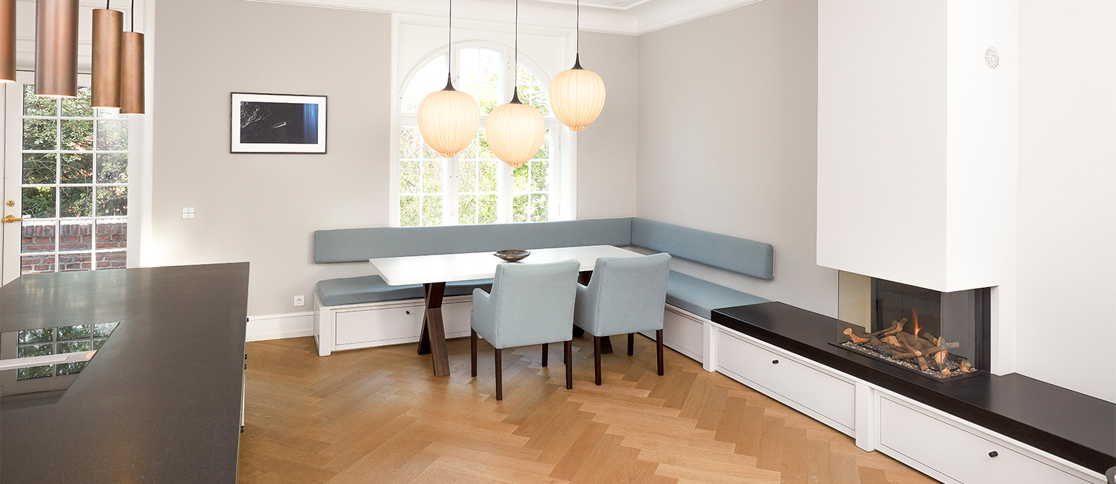 Spisehjørnet er rummets samlingspunkt, og her har Jönsson Plus bl.a. stået for den pladsbesparende og stilrene hjørnebænk.