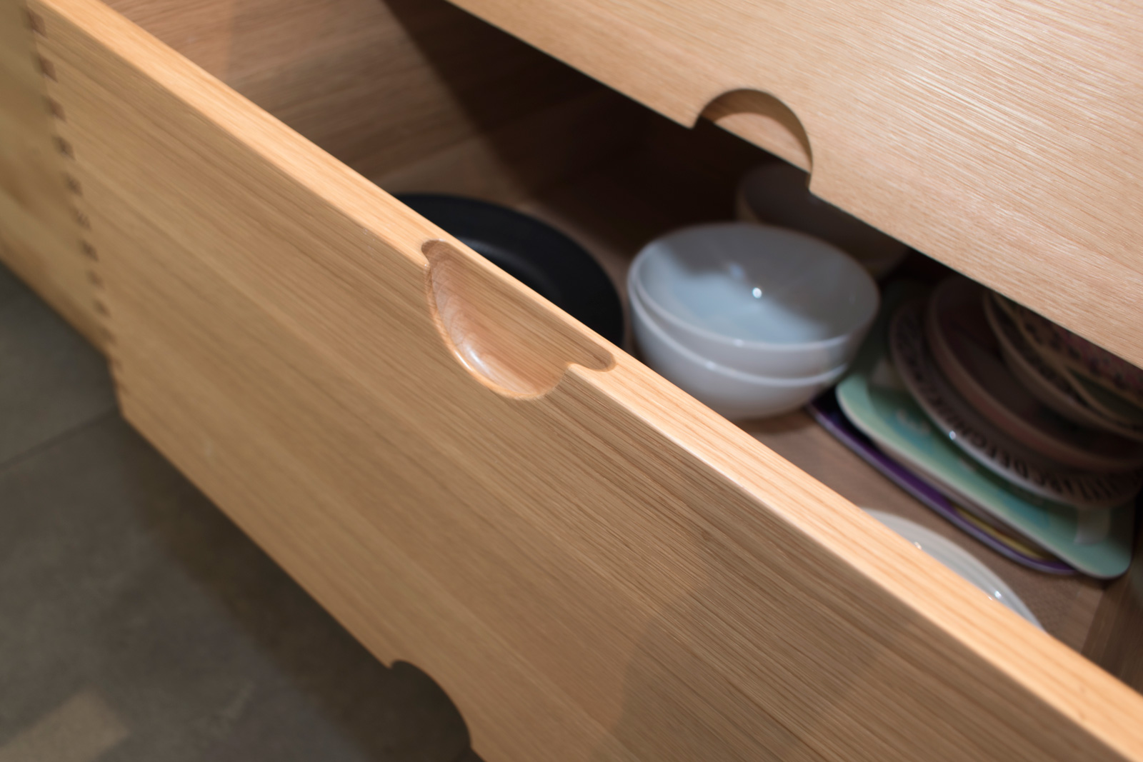 Skuffefronterne har ekstra tykkelse for at give plads til det integrerede greb, som udgør en cirkel når skufferne er lukkede.