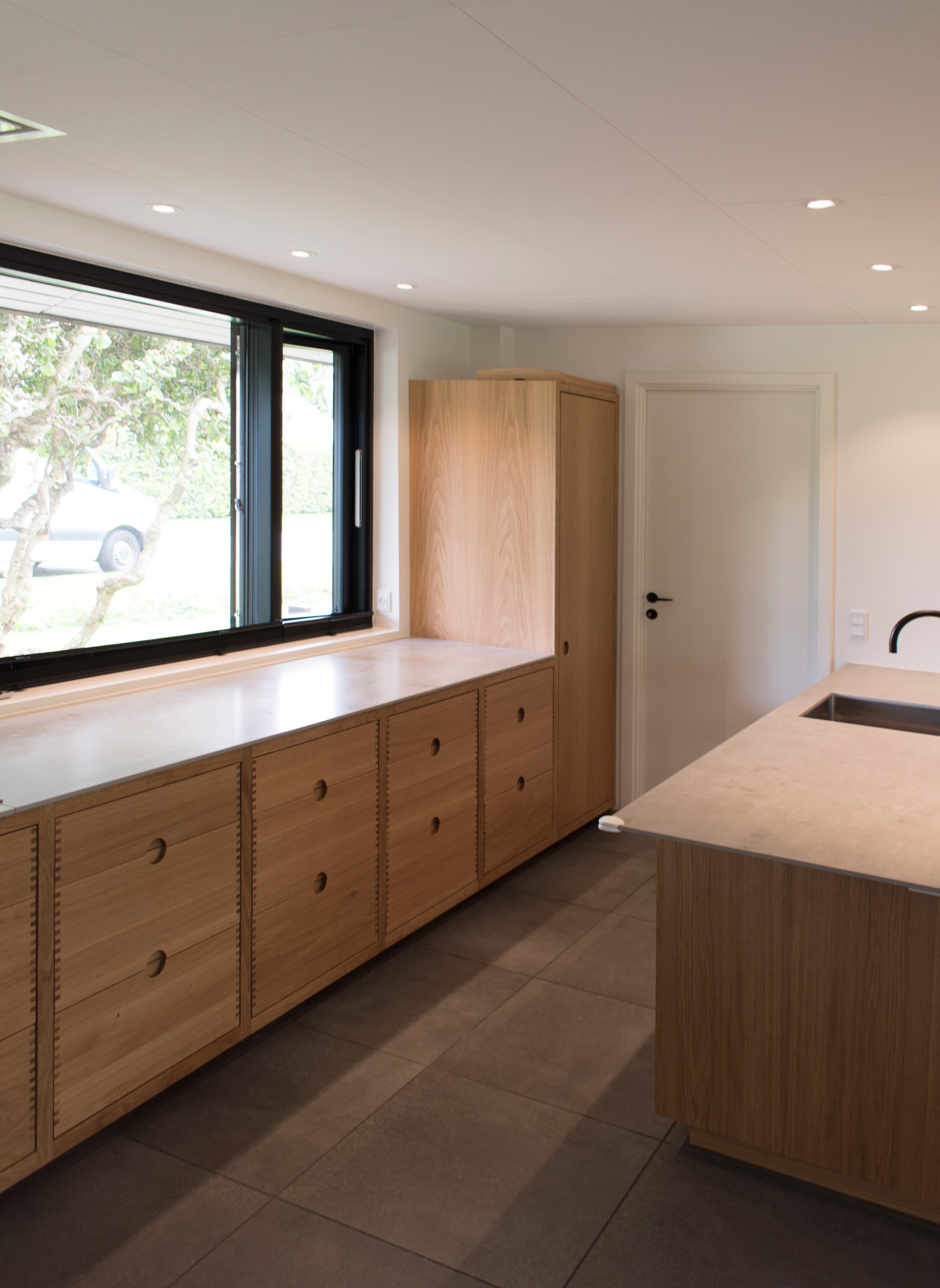 Køleskabet er fuldt integreret, også visuelt.